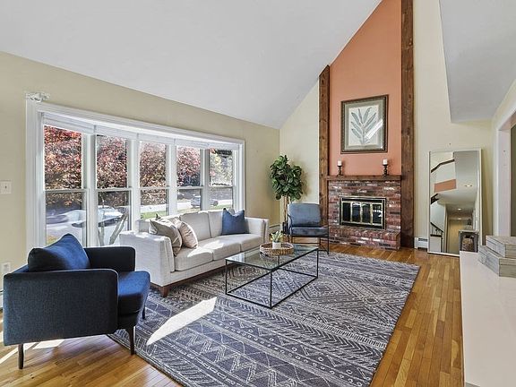 3rd image of 423 Massapoag Ave