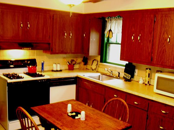 Modern Eat-In Kitchen