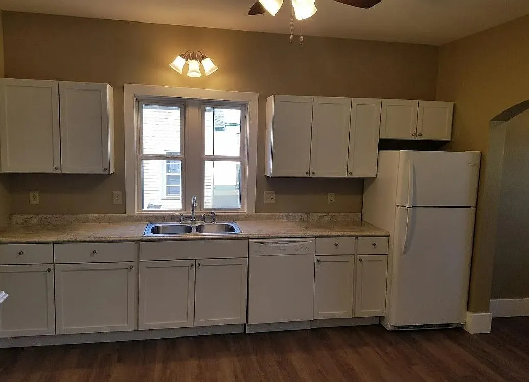 3 bed, 975 sqft, $1,300 — Photo 2