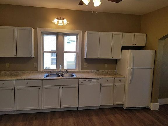 2nd image of 830 Stark St #L