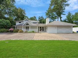 10 Shadetree Ln, Roslyn Heights, NY 11577