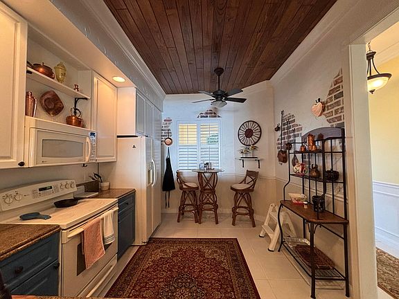 5th image of 22 Harbour Isle Drive W #201