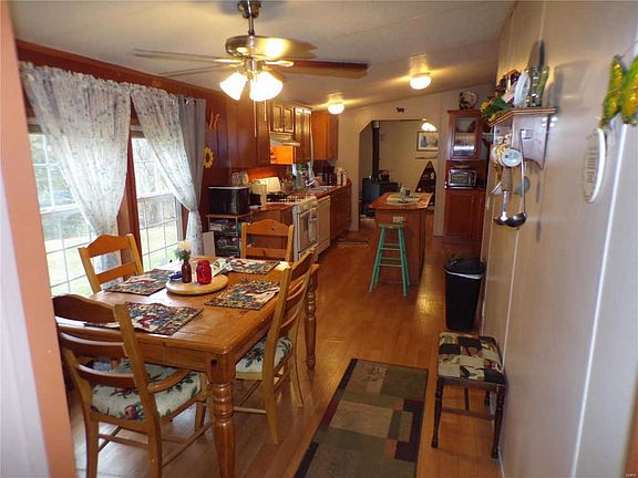 3rd image of 141 Glenwood Ln