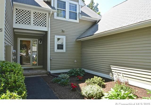 Welcome home to 8 Chatswort...