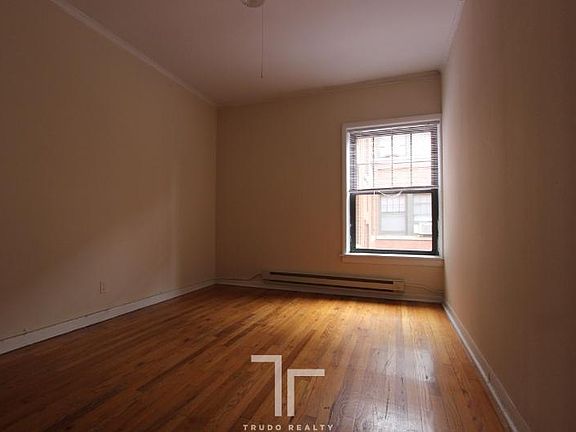 3rd image of 654 W Cornelia Ave #8