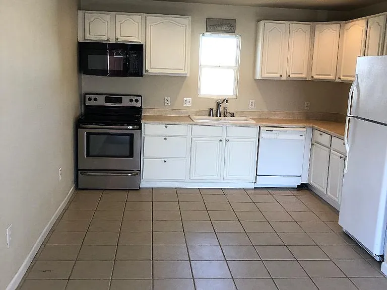 Large Kitchen with Dishwasher and Microwave