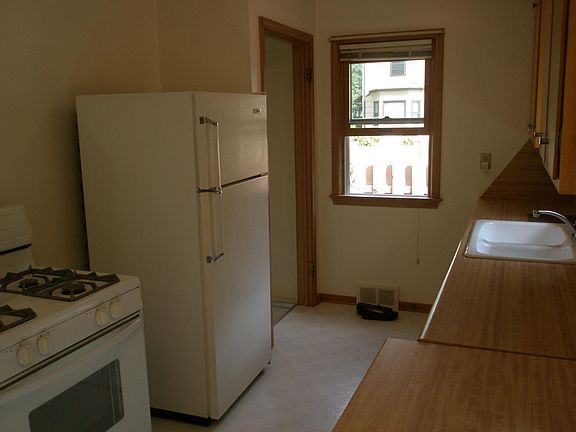 3rd image of 1040 Stinson St