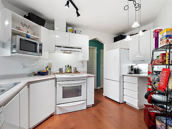 5th image of 935 Johnson St #302