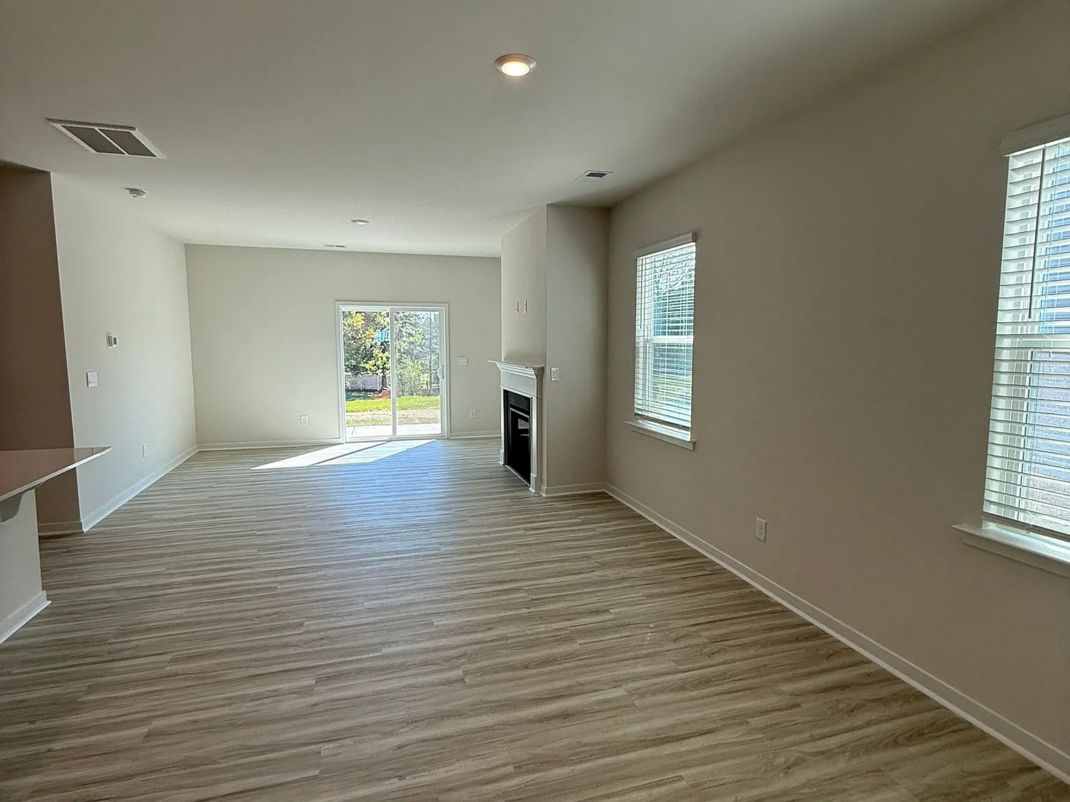 5 bed, 2368 sqft, $2,600 — Photo 3