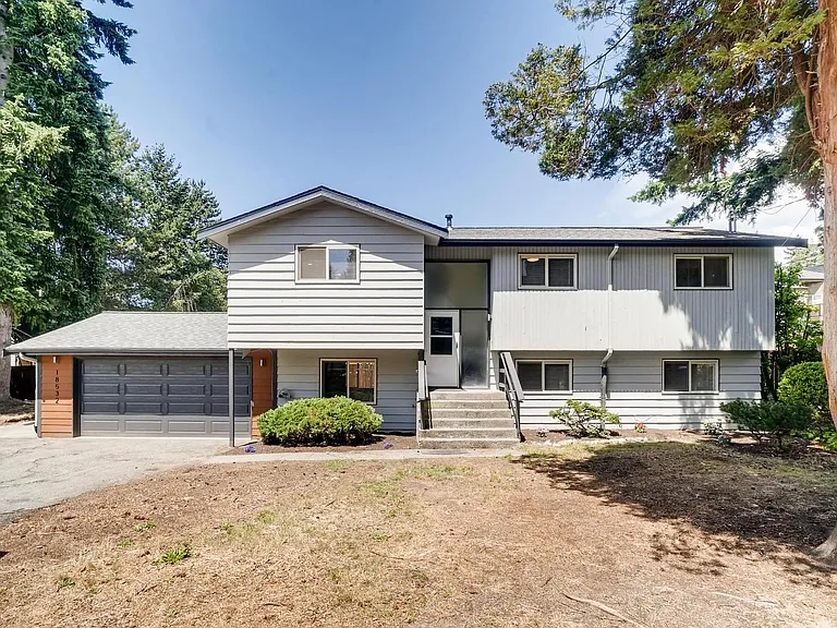 Updated and Modern Home on quiet cul da sac!