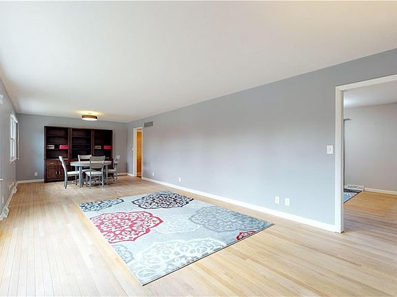 3rd image of 300 Chippewa St