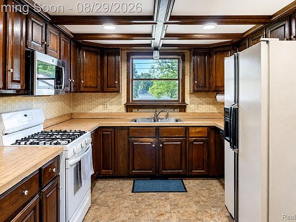 3rd image of 704 E Lovell Ave