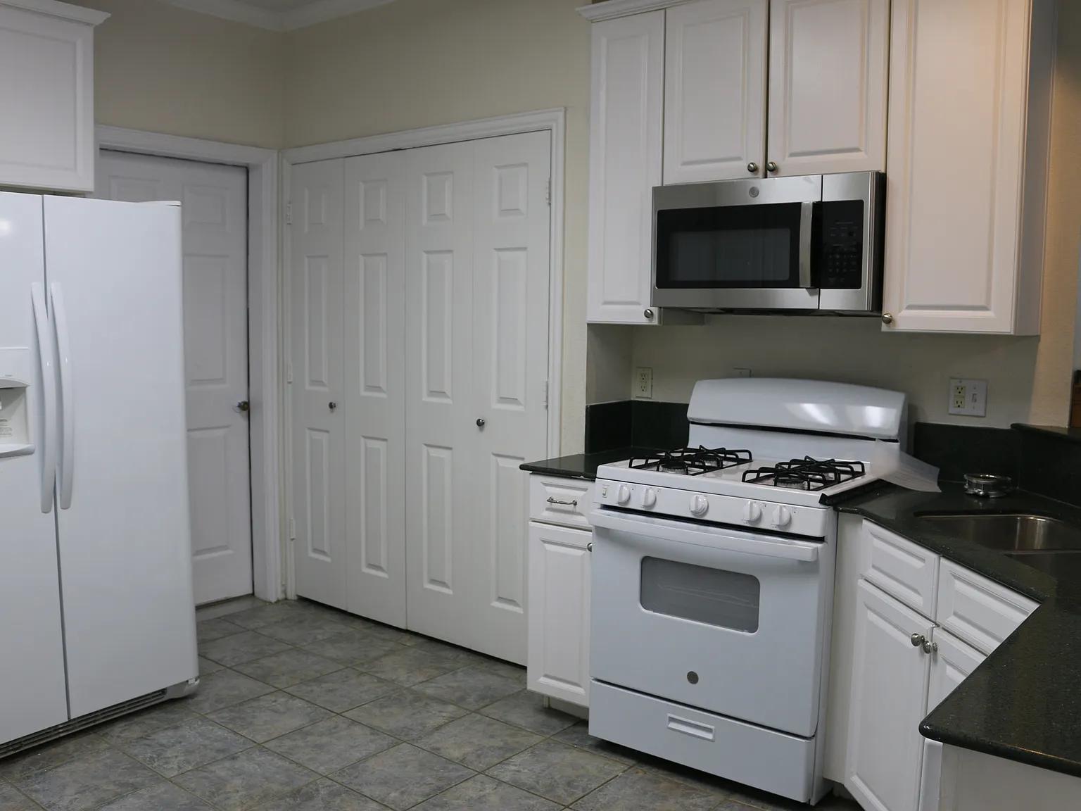 3 bed, 2.5 bath, 1783 sqft, $2,245 — Photo 2