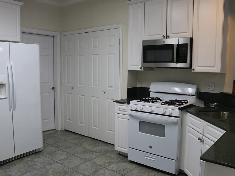 629 Park Place Dr — Photo 2