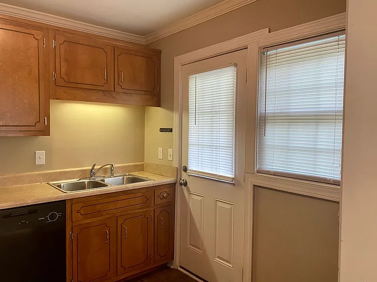 200-202 Rudolph Dr — Photo 5