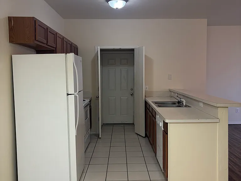 1732 Riviera Ln #1732 — Photo 4