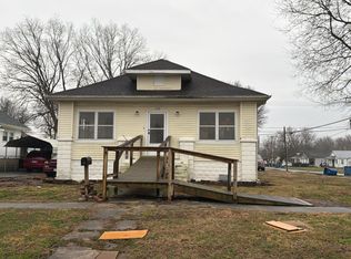 102 Flora Ave, Flora, IL 62839