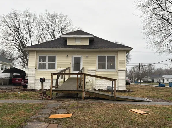 102 Flora Ave, Flora, IL 62839