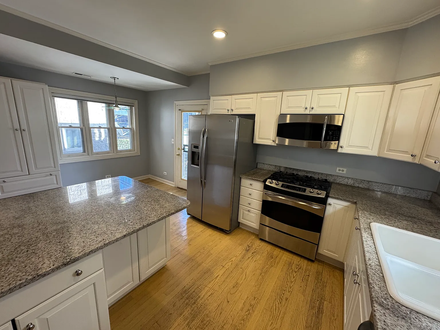 927 W Altgeld Street — Photo 2