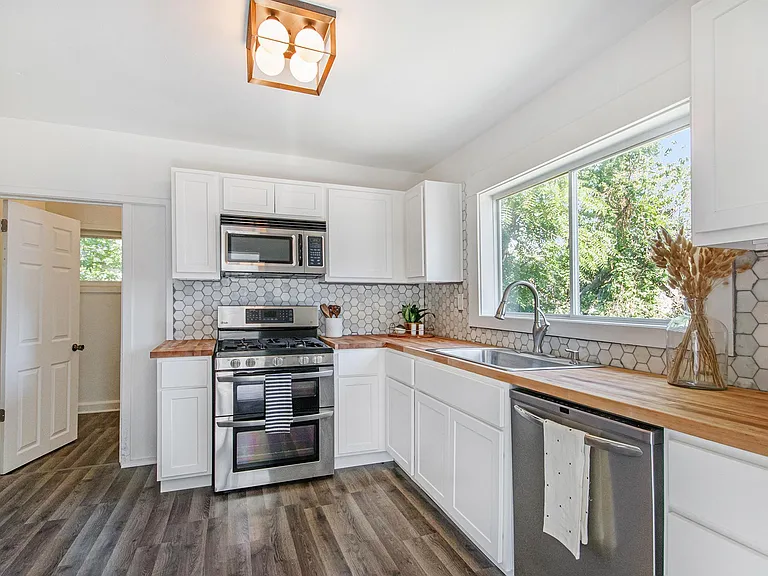 117 Carrier St NE — Photo 1