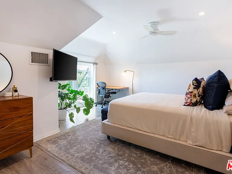 444 S Roxbury Dr #B — Photo 15