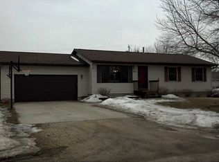 400 Linn Dr, Palo, IA 52324