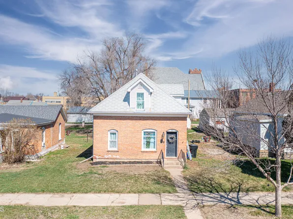 106 5th St W, Williston, ND 58801