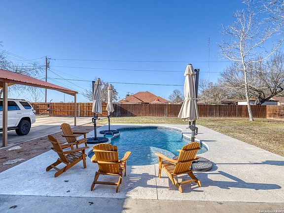 3rd image of 100 Larkspur Dr.