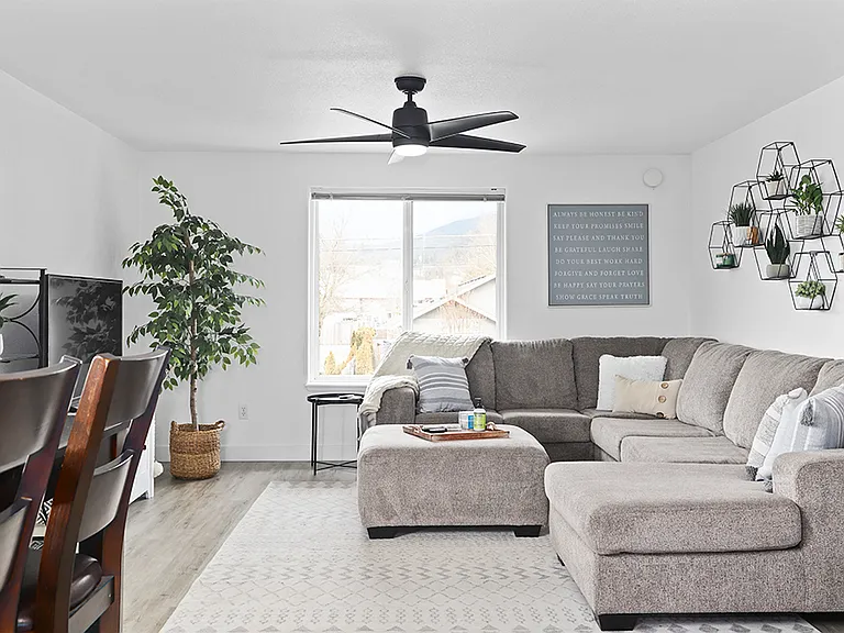 221 NE Steiger St #221 — Photo 4