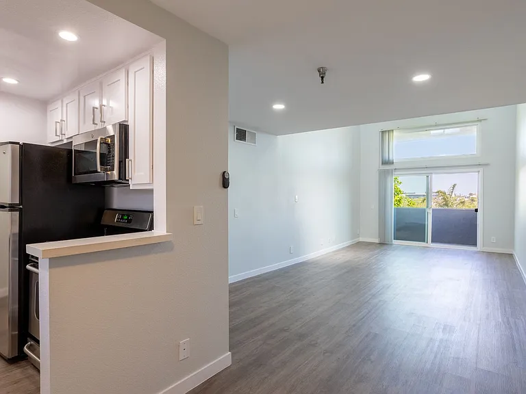 110 S Sweetzer Ave — Photo 39