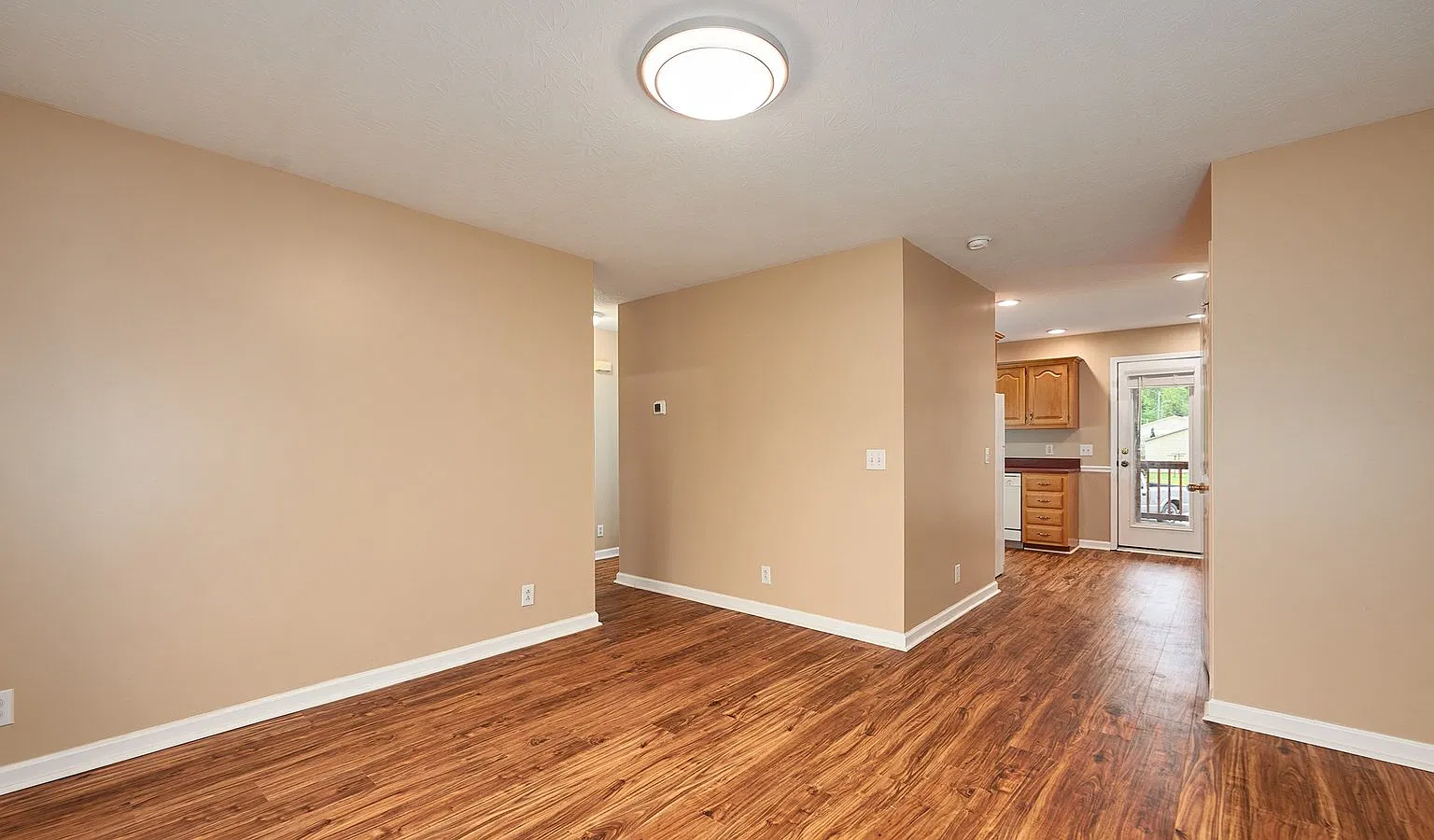 2 bed, 1.5 bath, 804 sqft, $1,350 — Photo 2