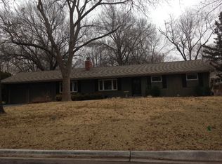 8019 Wenonga Rd, Leawood, KS 66206