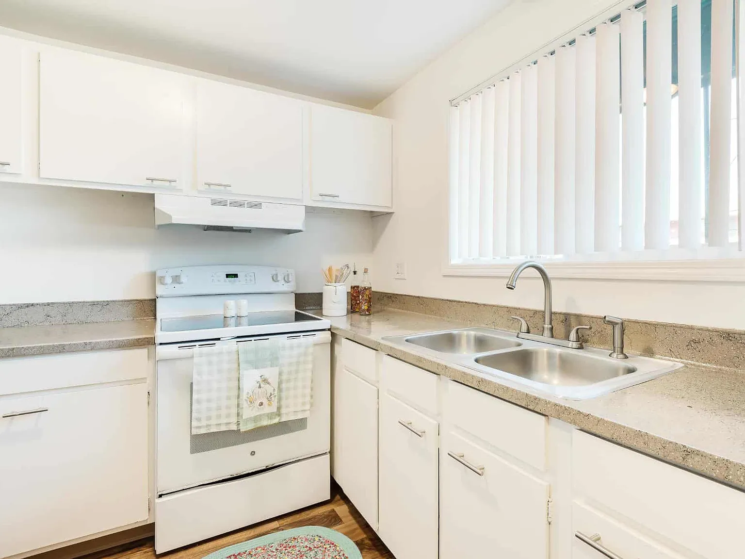 Colonial Villa Apartments — Photo 1