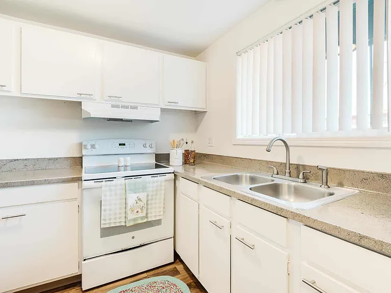 Colonial Villa Apartments — Photo 1