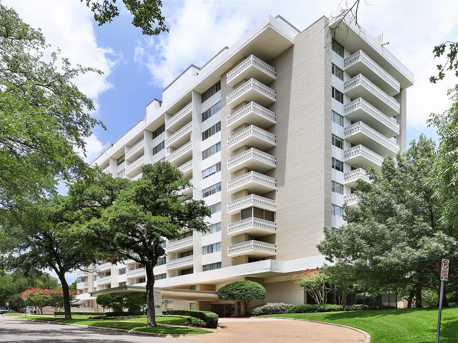 1 bed, 832 sqft, $2,200 — Photo 1