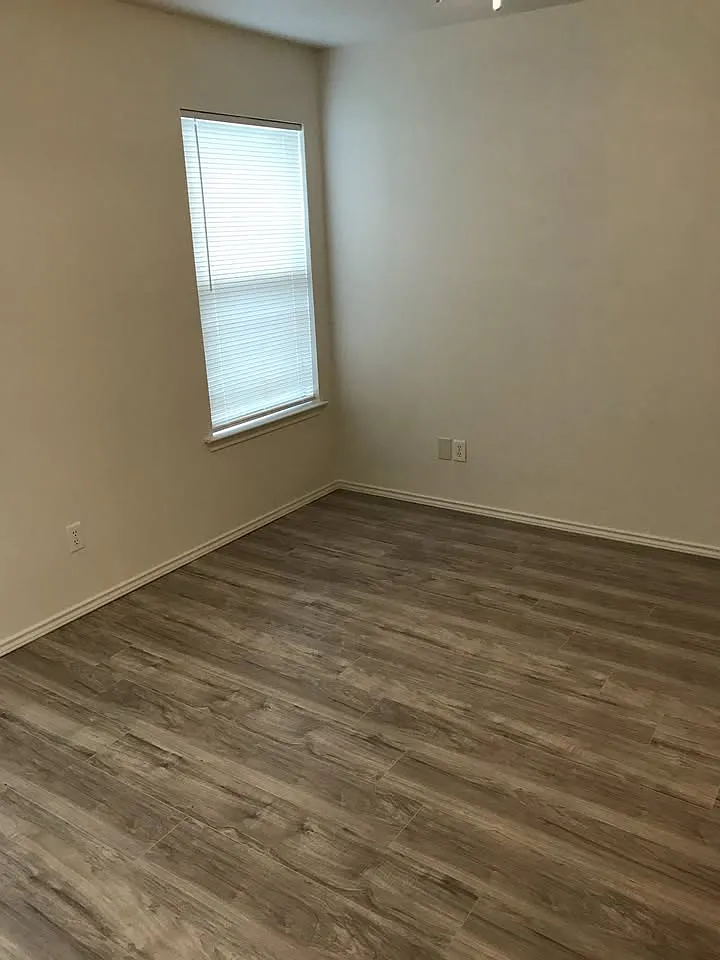 3 bed, 2.5 bath, 1350 sqft, $1,350 — Photo 2