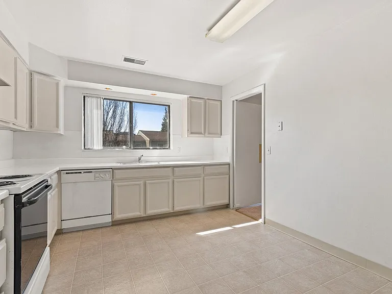 Legacy Place Apartments - Southfield, MI — Photo 5