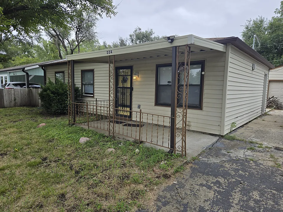 224 SE Woodland Ave