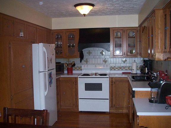 3rd image of 518 Bellevue Blvd N