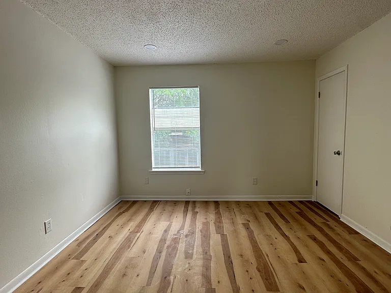 1353 Dauphin St #8 — Photo 2
