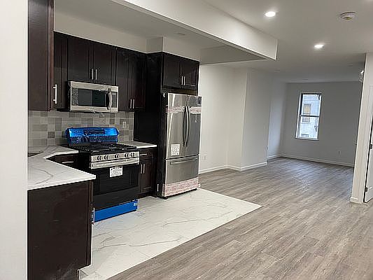3rd image of 246 Menahan St Floor 2