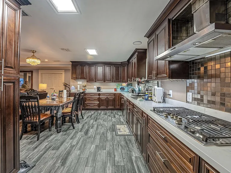 301 N Thomson Ave — Photo 8