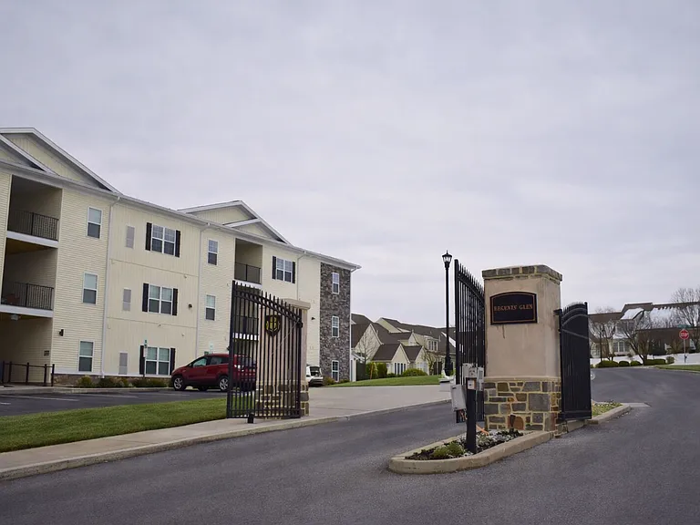 Fairway Flats Apartments — Photo 2