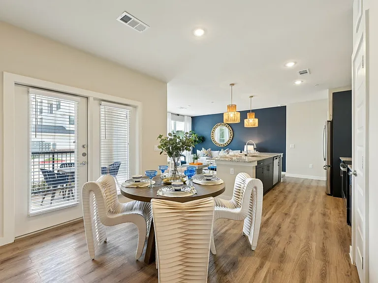 Central Pine St-005
