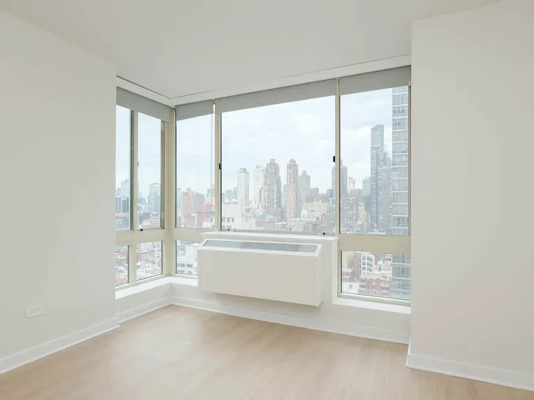 305 W 50th St #2M — Photo 24
