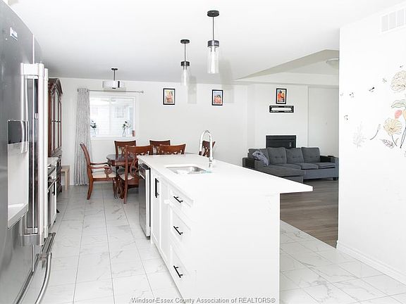 3rd image of 1063 Aspen Ridge Cres