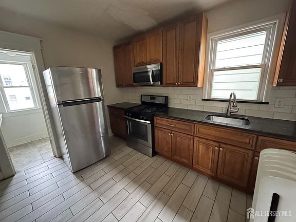 3rd image of 7 Maple St