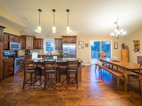 3rd image of 924 Lesmer Cir