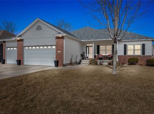 810 Leslie Ln, Robins, IA 52328