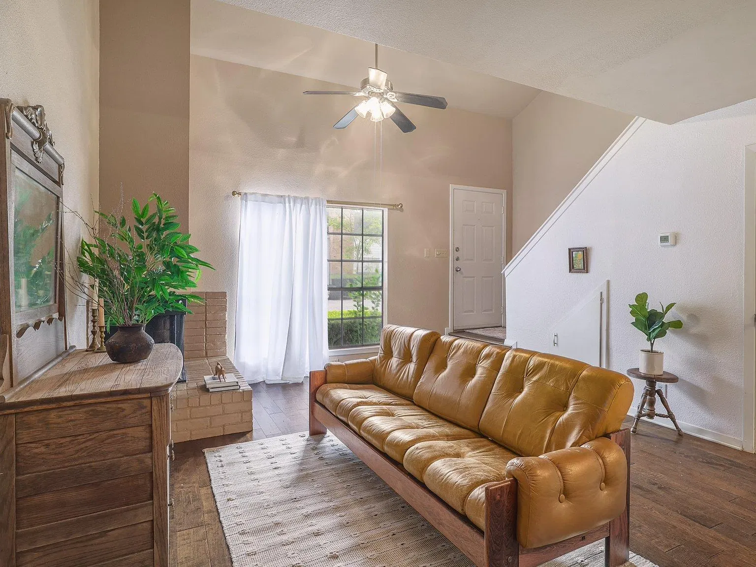 1 bed, 1.5 bath, 928 sqft, $1,600 — Photo 1